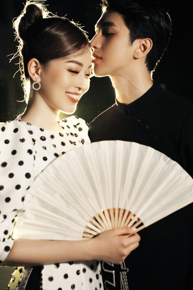 Nếu nam diễn viên “Gái già lắm chiêu 3” diện áo dài đen, bạn gái anh lại khoác áo dài trắng chấm bi với chi tiết vai áo phồng.