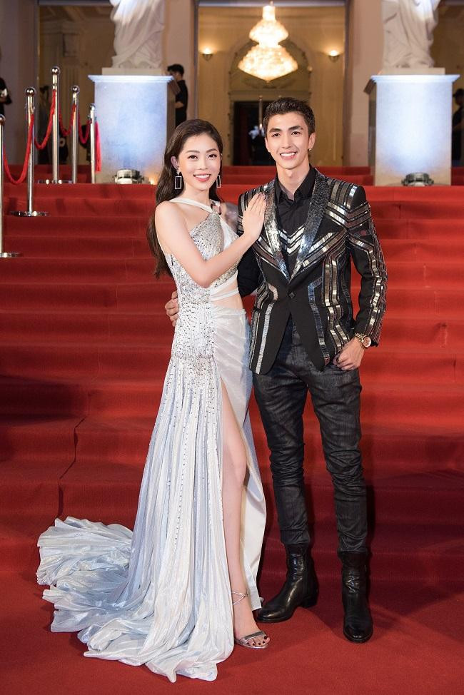 Cặp đôi được nhiều nhà mốt trong nước yêu mến nhờ hình ảnh đẹp và cách xây dựng phong cách tối giản, trẻ trung.