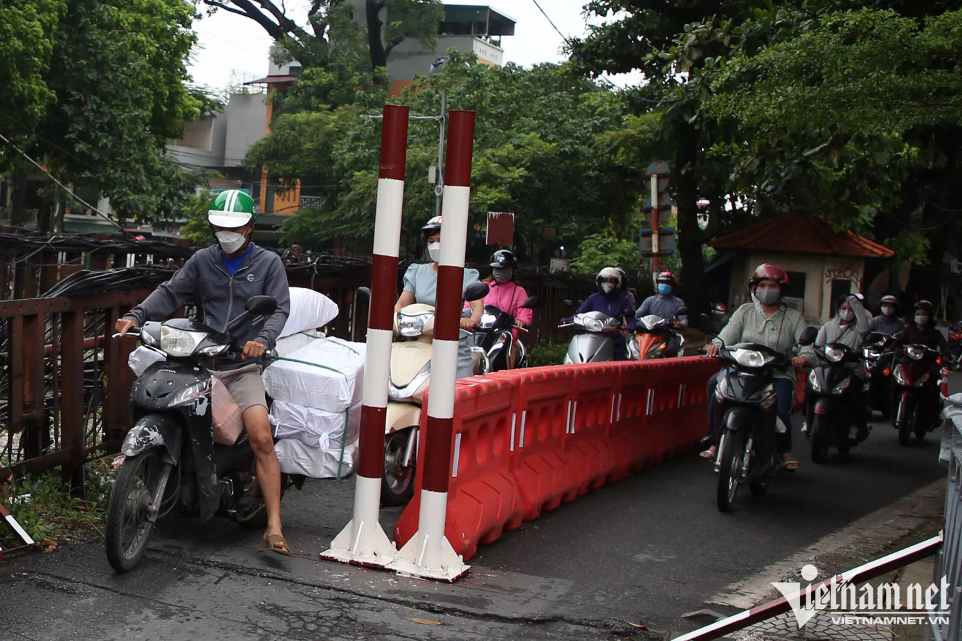 Anh Nguyễn Hải Lâm (Long Biên) chia sẻ, vào khung giờ cao điểm buổi sáng ở bên phía quận Long Biên, chiều bên phía nội thành, cần có lực lượng chức năng ra phân luồng để tránh xe máy chen lấn đi lên cầu. Anh Nguyễn Hải Lâm (Long Biên) chia sẻ, vào khung giờ cao điểm buổi sáng ở bên phía quận Long Biên, chiều bên phía nội thành, cần có lực lượng chức năng ra phân luồng để tránh xe máy chen lấn đi lên cầu.