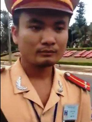 Trung úy CSGT Mai Bá Thi - người được cho là đã 'ăn chặn' tiền vi phạm của tài xế (Ảnh cắt từ video clip)