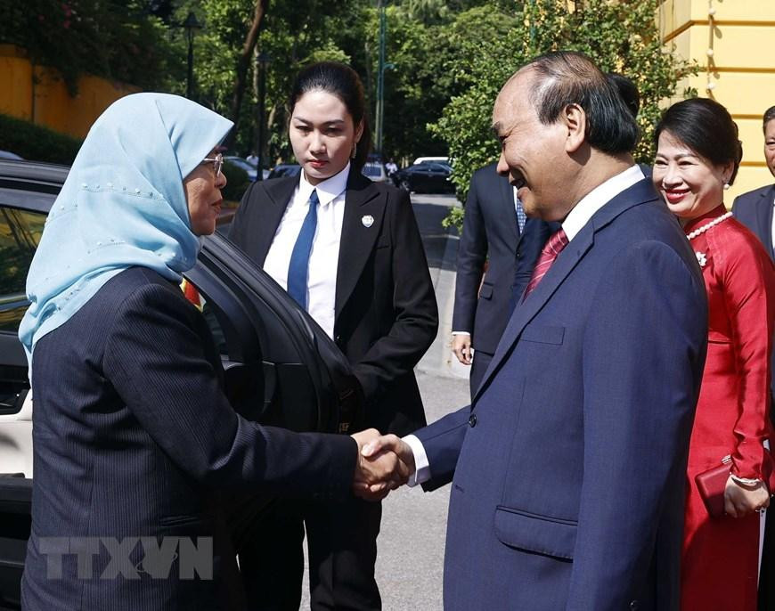 Chủ tịch nước Nguyễn Xuân Phúc đón Tổng thống Cộng hòa Singapore Halimah Yacob. (Ảnh: Thống Nhất/TTXVN)