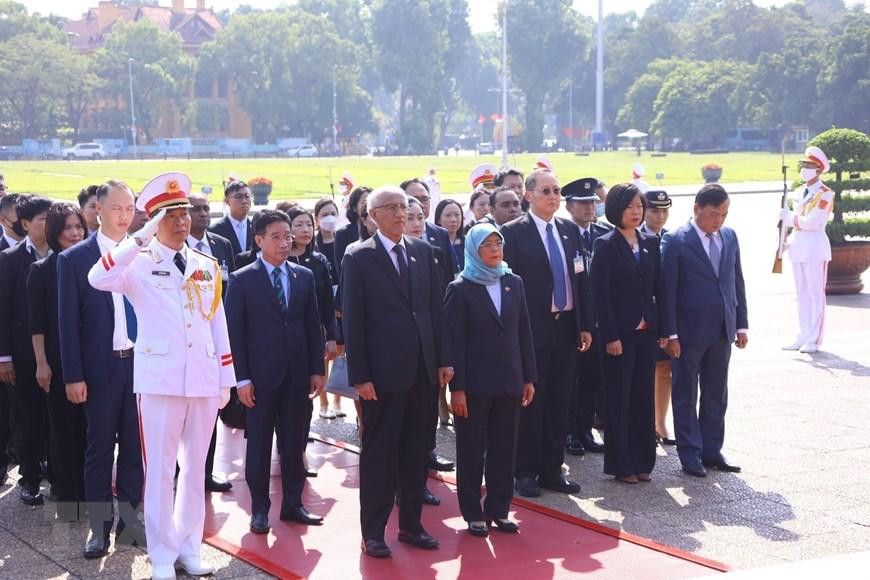 Tổng thống Cộng hòa Singapore Halimah Yacob tưởng niệm Chủ tịch Hồ Chí Minh. (Ảnh: Văn Điệp/TTXVN)