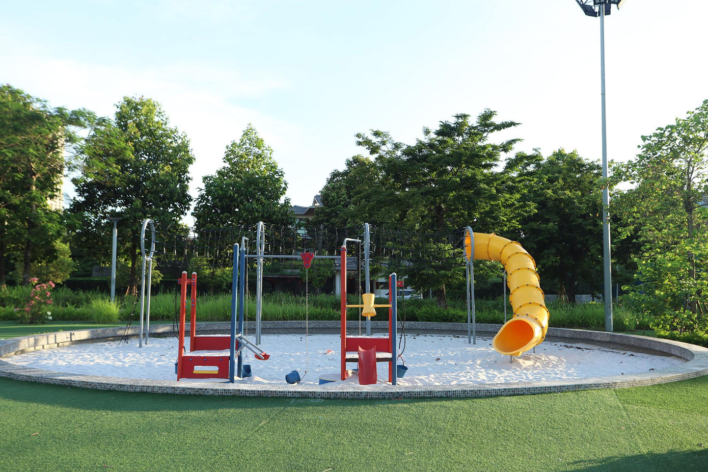 Khu vui chơi, hệ thống thiết bị tập thể dục nằm phơi mưa, phơi nắng suốt 2 năm qua. Trong khi người dân thiếu chỗ vui chơi, tập thể dục.