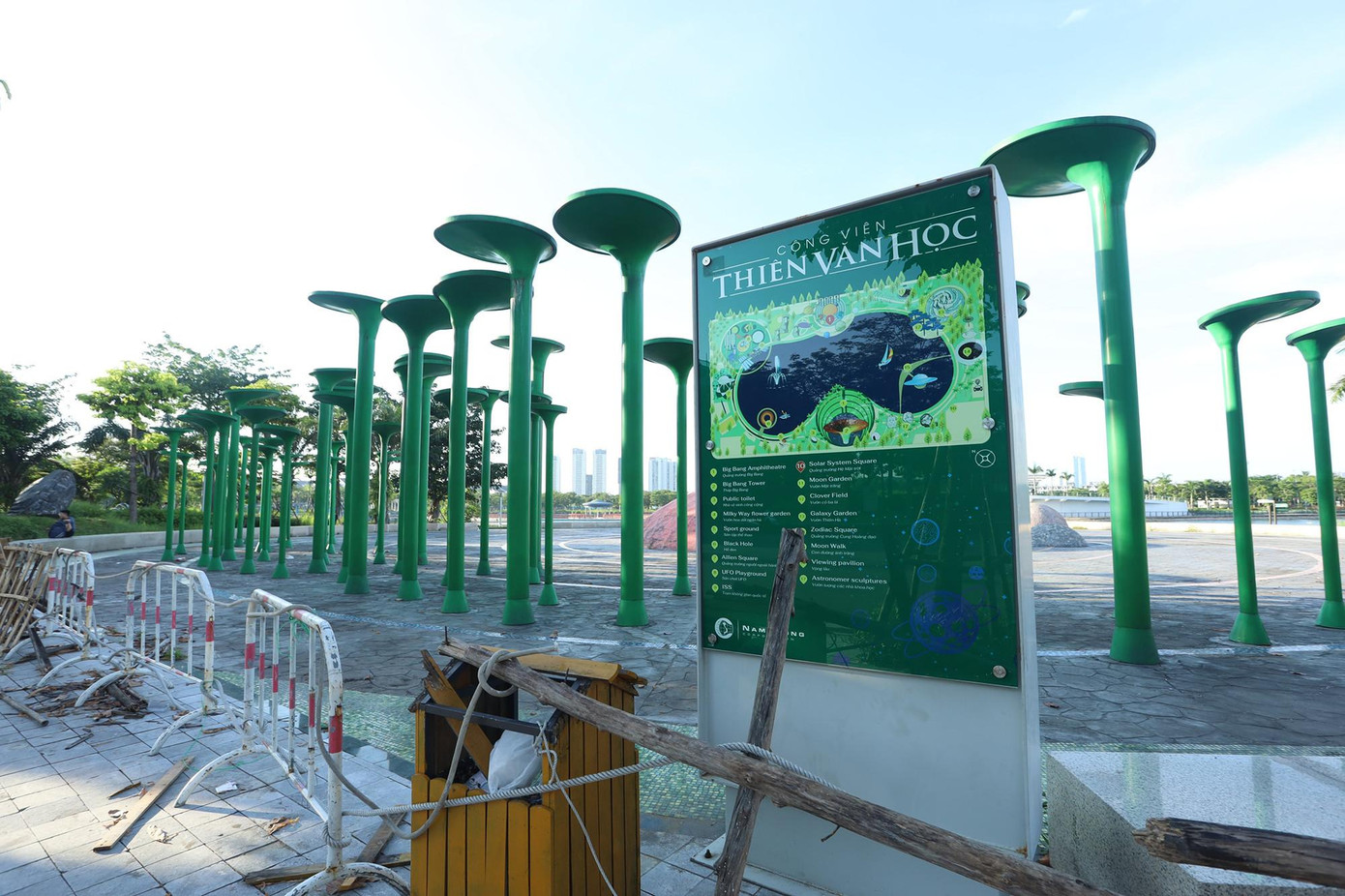 Công viên Thiên văn học được khởi công xây dựng từ năm 2017 trên địa bàn phường Dương Nội (quận Hà Đông) có tổng diện tích lên tới 12 ha, tổng vốn đầu tư khoảng 260 tỷ đồng. Năm 2020, công trình cơ bản hoàn thành nhưng đến nay vẫn chưa một lần mở cửa.