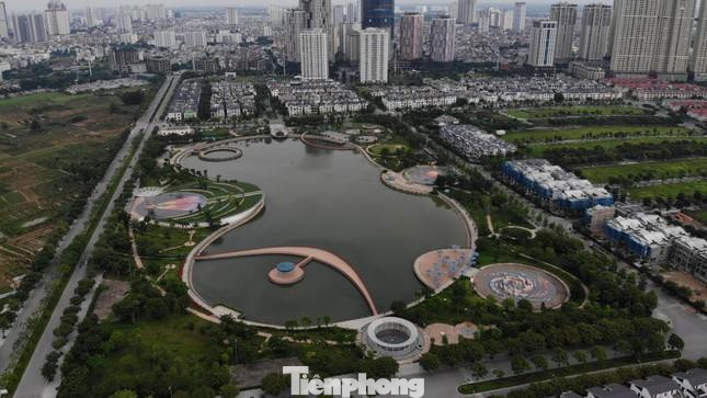 "Tại sao có 1 công viên hoàn thành xong lại không đưa vào khai thác, trẻ em phải tìm lỗ hổng chui vào. Vì công viên này đầu tư hoàn toàn sai quy hoạch chi tiết 1/500", ông Tuấn khẳng định.