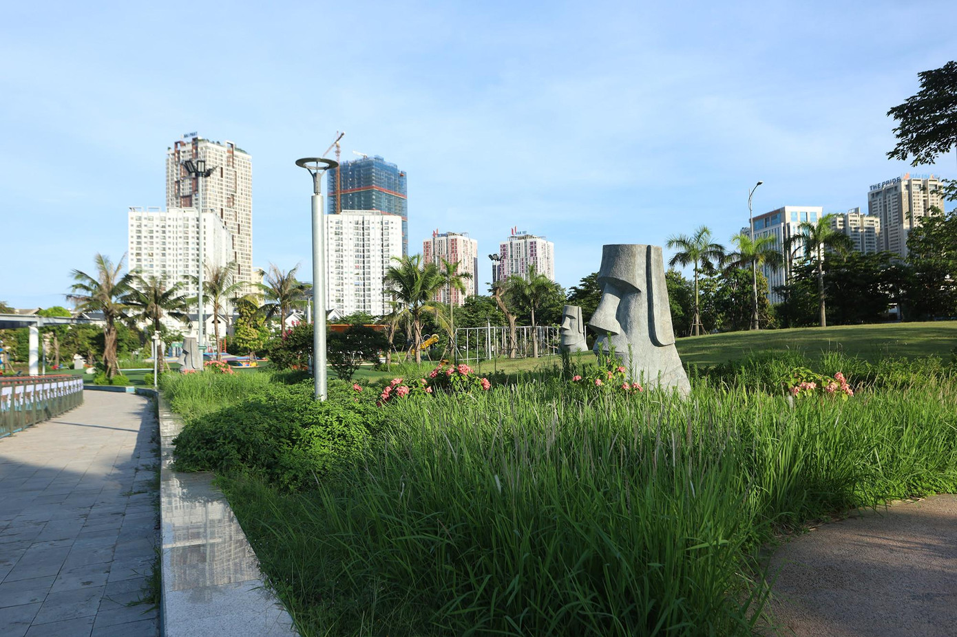 Theo báo cáo giám sát của HĐND TP Hà Nội tại phiên họp giải trình về quản lý đầu tư, xây dựng hệ thống công trình hạ tầng kỹ thuật, xã hội trong các khu đô thị, khu nhà ở trên địa bàn, một số dự án công trình hạ tầng xã hội thiết yếu như trường học, vườn hoa, cây xanh, hồ nước, bãi đỗ xe, khu vui chơi giải trí... chậm triển khai, chưa được đầu tư đồng bộ theo quy hoạch theo dự án được phê duyệt, gây bức xúc dư luận và ảnh hưởng đến cuộc sống của người dân.