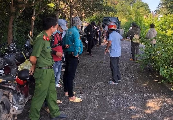 Nhiều nhóm tình nguyện hỗ trợ cùng tìm kiếm người phụ nữ mất tích. Nhiều nhóm tình nguyện hỗ trợ cùng tìm kiếm người phụ nữ mất tích.