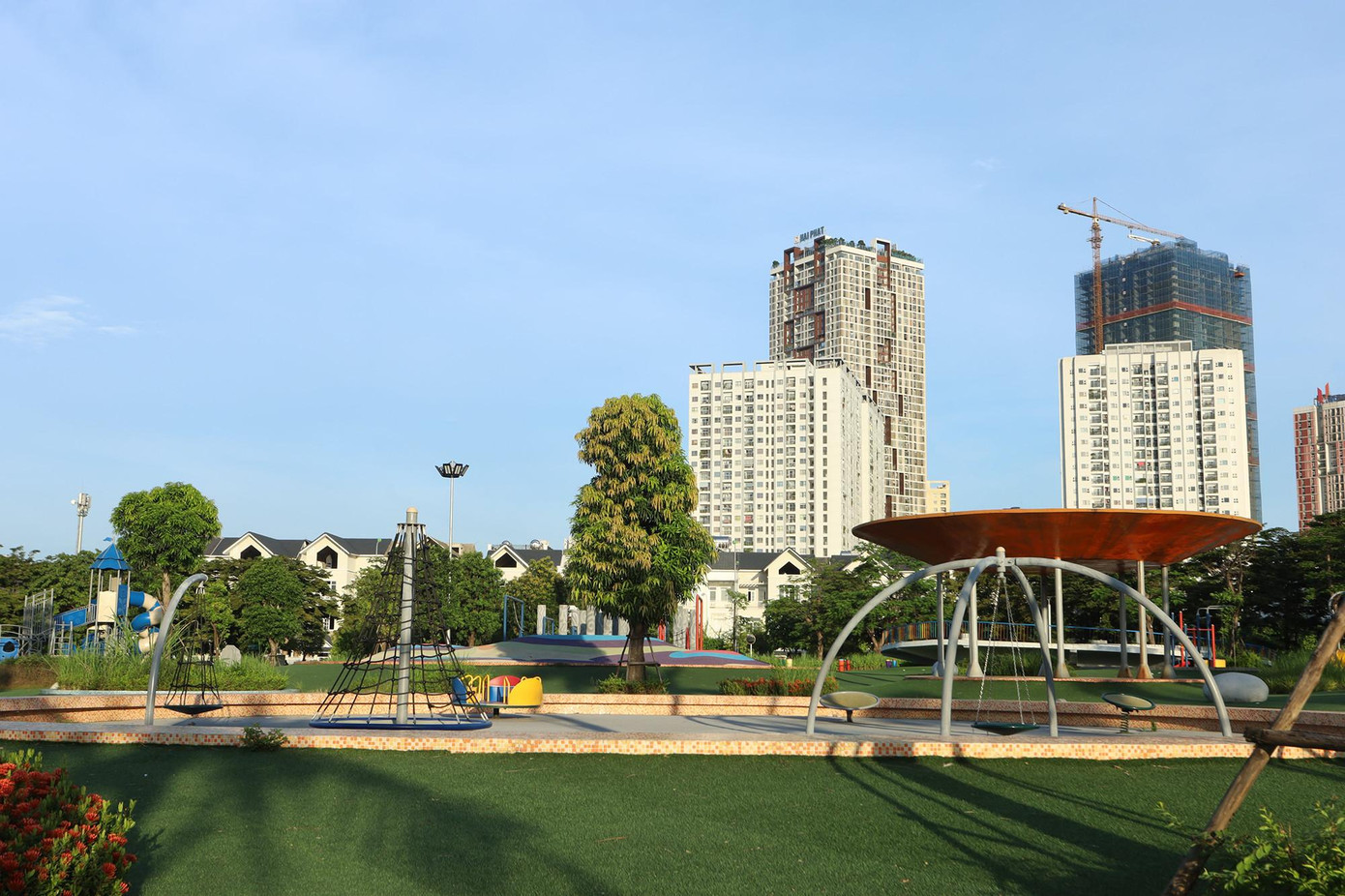 Đáng chú ý, Phó Chủ tịch UBND TP Hà Nội Dương Đức Tuấn cho biết, Công viên Thiên văn học do Tập đoàn Nam Cường đầu tư xây dựng, không phù hợp với quy hoạch chi tiết 1/500 Khu đô thị mới Dương Nội. Sở Xây dựng, quận Hà Đông và các sở, ngành liên quan đã xử lý về trật tự xây dựng của công trình này.