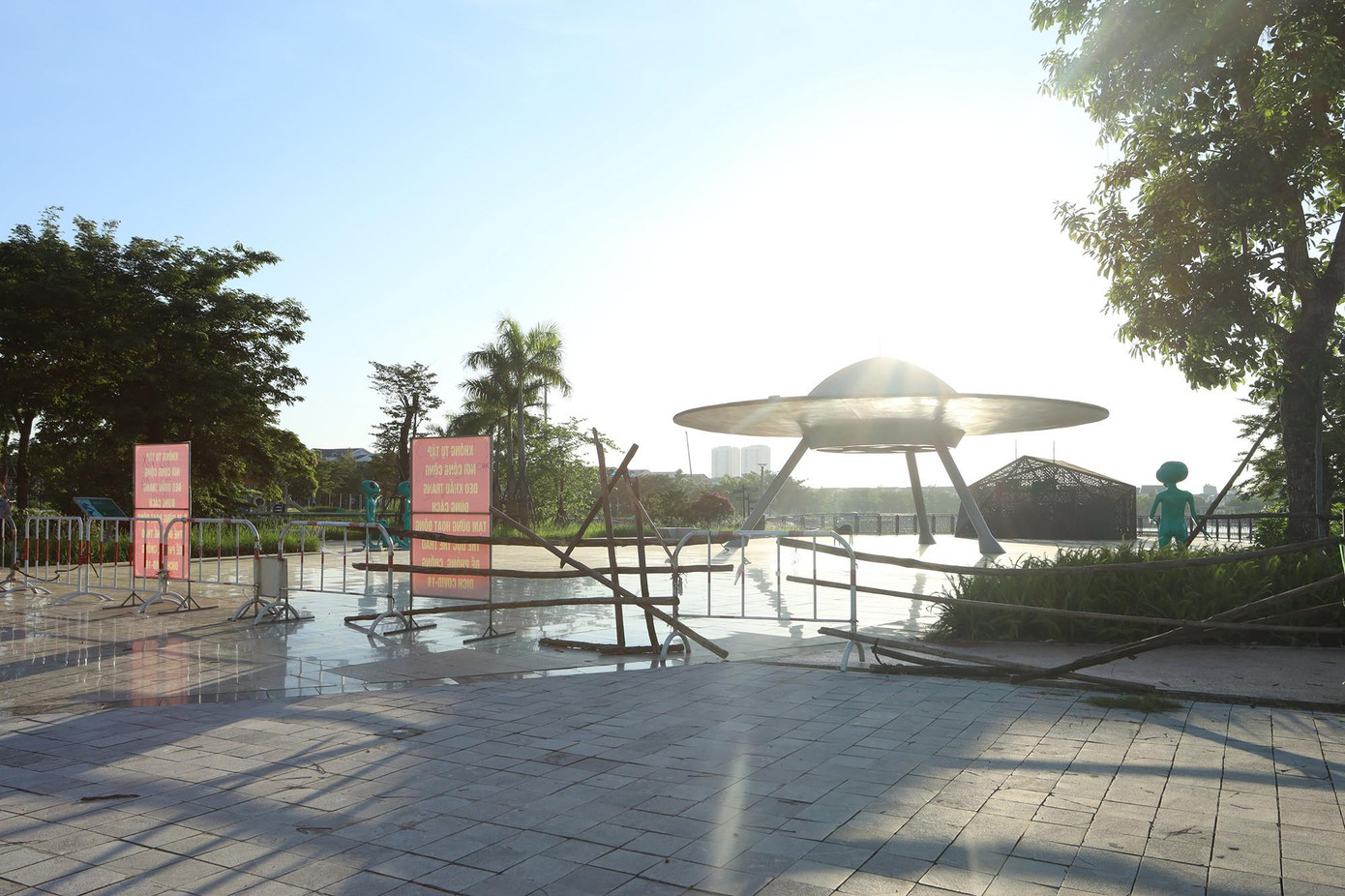 Trong ảnh: Quảng trường Ngoài Hành Tinh (Alien Square) mô phỏng quỹ đạo quay của các hành tinh trong hệ Mặt trời. Trung tâm quảng trường được bố trí biểu tượng UFO dạng đĩa bay và hệ thống tượng điêu khắc người ngoài hành tinh xung quanh quảng trường.