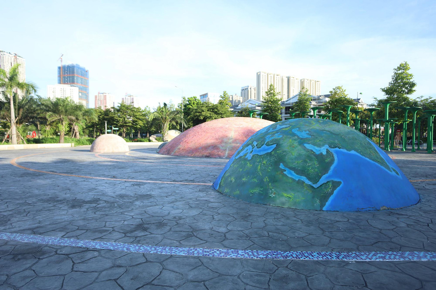 Quảng trường Hệ Mặt trời có biển chỉ dẫn thông tin để trẻ em và du khách có thể hiểu rõ hơn về các hành tinh xung quanh của Trái Đất.