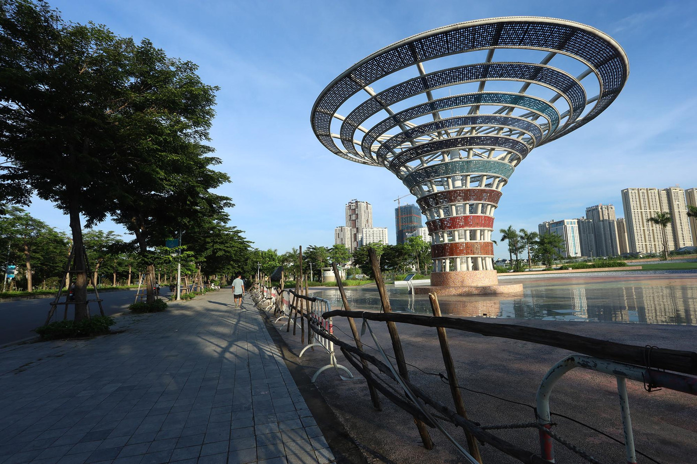 Quảng trường Zodiac, Vườn Dải ngân hà, Quảng trường Hệ mặt trời, Cầu Ánh trăng, Khu vật thể lạ (UFO Zone), Quảng trường Ngoài hành tinh, Bể hố đen.... là những hạng mục điểm nhấn của Công viên Thiên văn học.