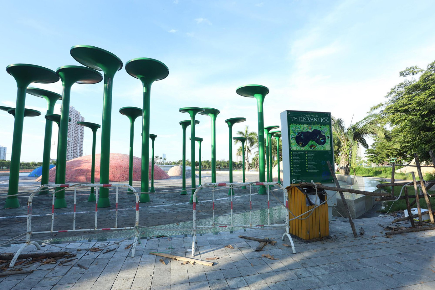 Theo ông Tuấn, rút kinh nghiệm từ trường hợp xử lý công viên nước Thanh Hà ở Khu đô thị Thanh Hà Cienco 5, UBND thành phố đã giao đơn vị chức năng kiểm tra về thực tế, đối chiếu với quy hoạch 1/500 xem phù hợp không, nếu thấy phù hợp thì đưa vào sử dụng. "Cả hạ tầng kỹ thuật lớn như vậy nhưng vi phạm trật tự quy hoạch, trật tự đất đai nên phải xử lý rất là công phu. Hy vọng quá trình xử lý sẽ nhanh, chúng tôi sẽ sớm củng cố vấn đề pháp lý và đưa công viên này vào vận hành", ông Tuấn nói.