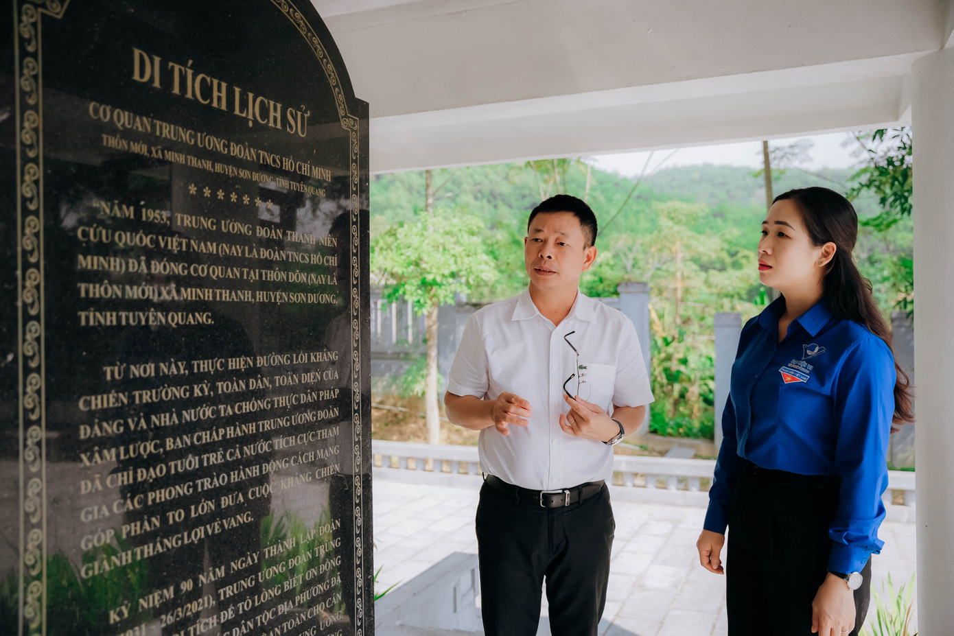 Tổng Biên tập Phùng Công Sưởng giới thiệu lịch sử báo Tiền Phong với chị Dương Minh Nguyệt - Ủy viên Ban thường vụ Trung ương Đoàn, Bí thư Tỉnh Đoàn Tuyên Quang.