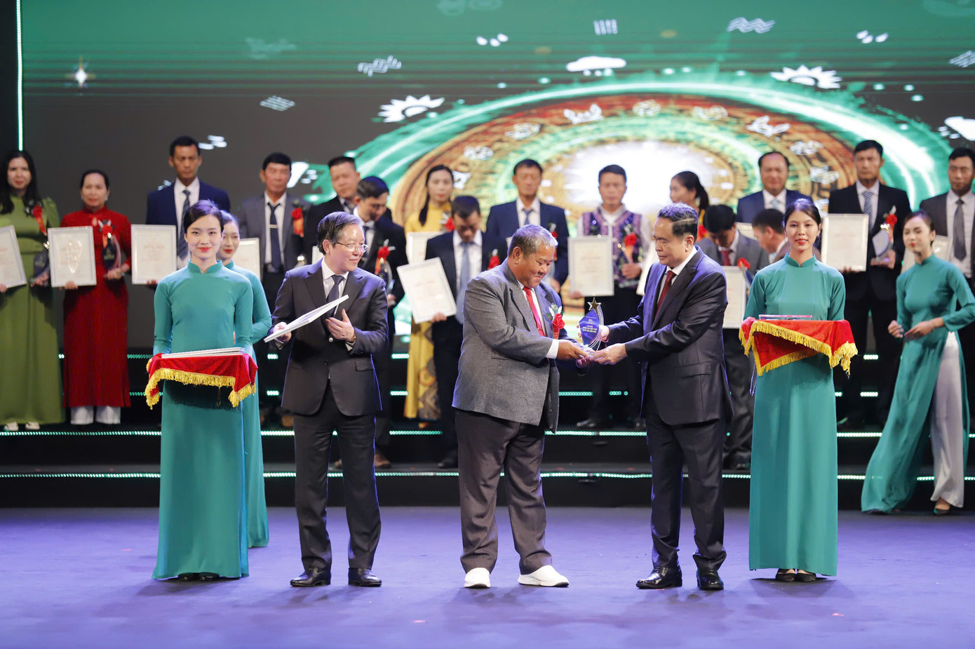 Chủ tịch Quốc hội Trần Thanh Mẫn trao kỷ niệm chương cho các nông dân Việt Nam xuất sắc năm 2024. Chủ tịch Quốc hội Trần Thanh Mẫn trao kỷ niệm chương cho các nông dân Việt Nam xuất sắc năm 2024.