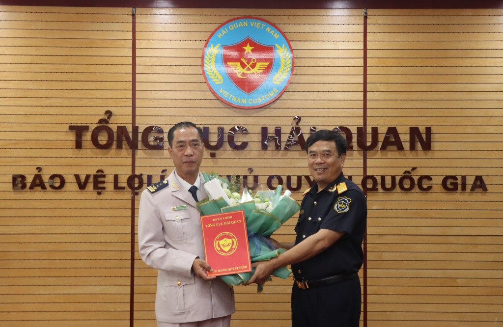 Tổng Cục trưởng Tổng cục Hải quan Nguyễn Văn Thọ (bên phải) trao quyết định điều động, bổ nhiệm ông Trần Quang Trung giữ chức vụ Vụ trưởng Vụ Tổ chức cán bộ.