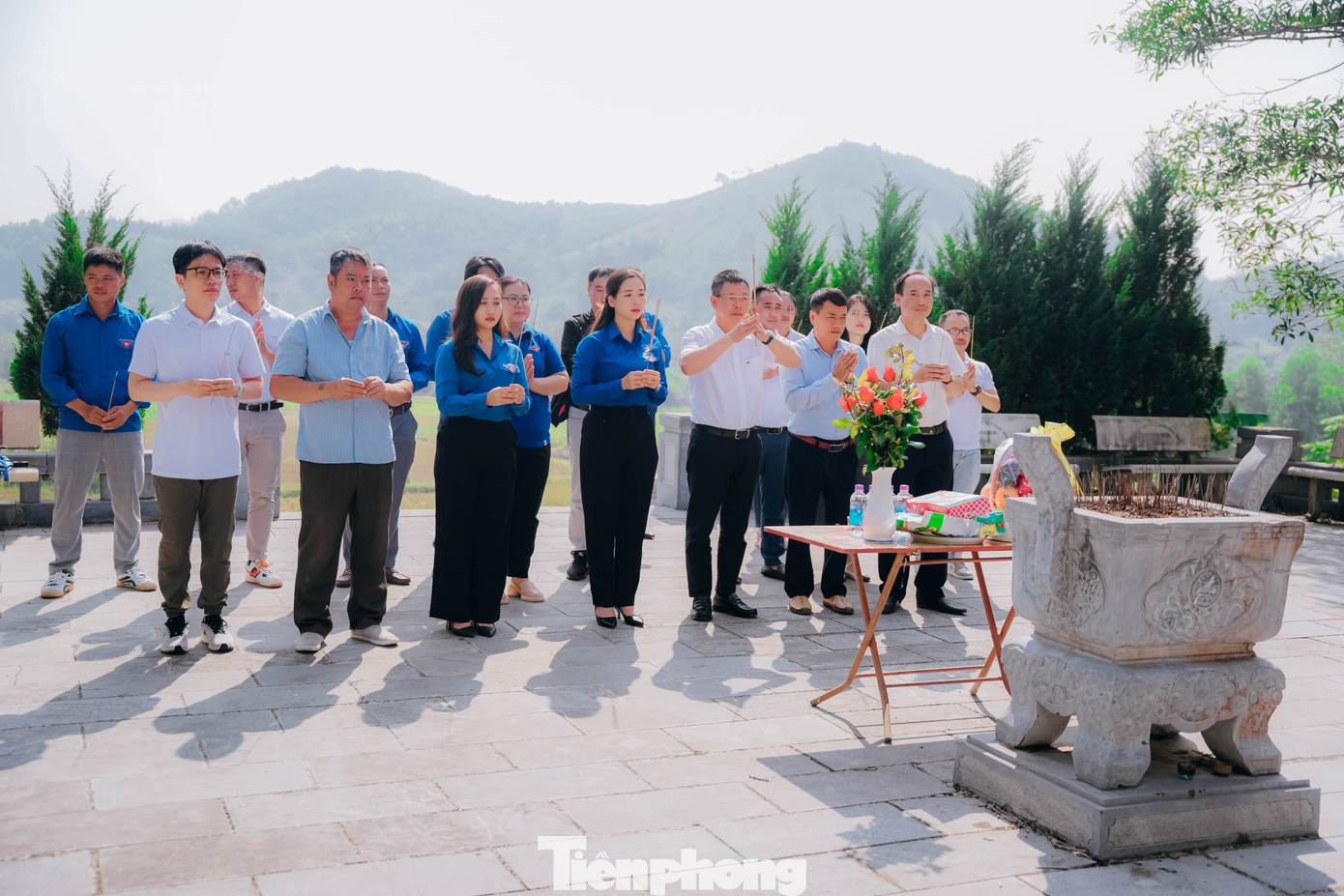 Đoàn cán bộ, phóng viên, và đại biểu dâng hương tưởng nhớ các bậc tiền bối, thế hệ đi trước.