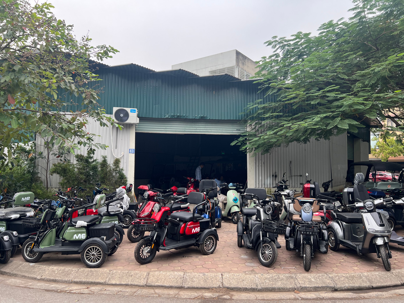 Các loại xe máy điện 3 máy không rõ nguồn gốc vừa bị lực lượng chức năng phát hiện.