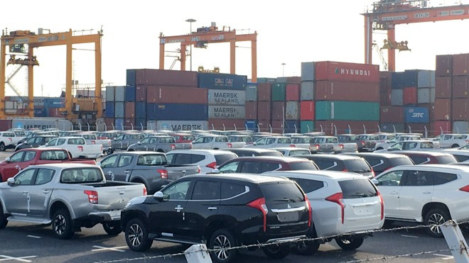 Nhập khẩu ô tô tăng mạnh giúp thu ngân sách hải quan tăng hơn 2.300 tỷ đồng.