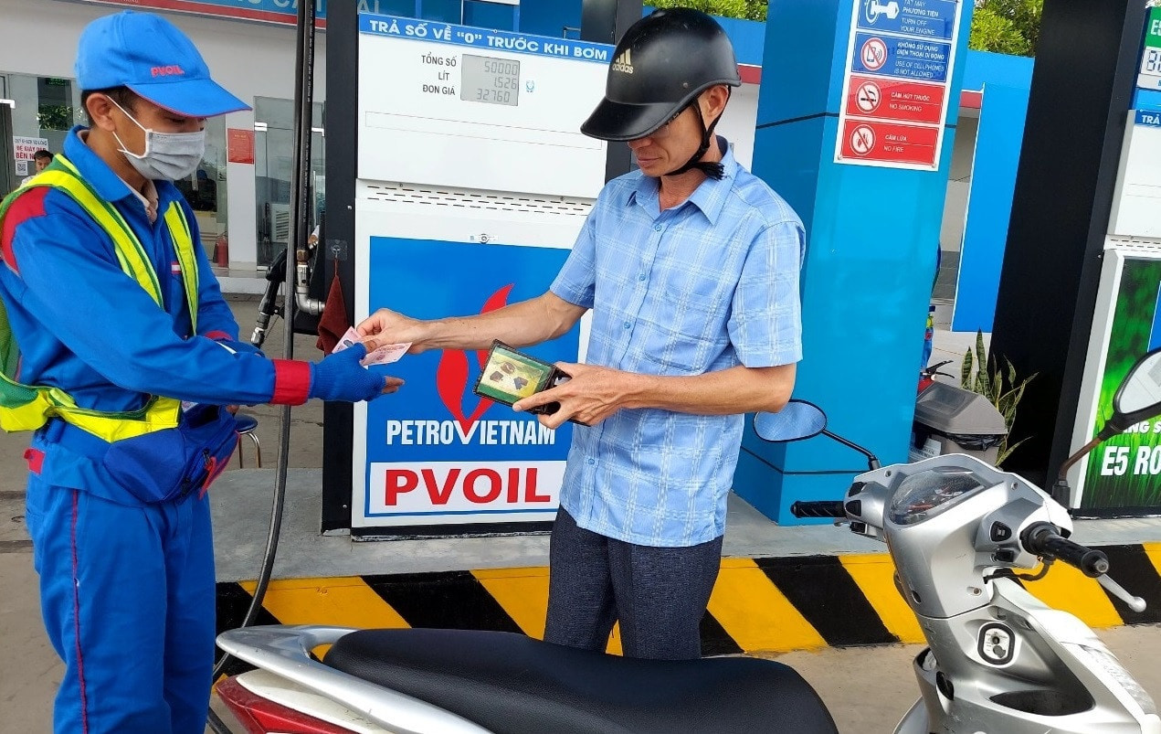 Giá xăng dầu đồng loạt tăng từ chiều nay (19/12). Giá xăng dầu đồng loạt tăng từ chiều nay (19/12).