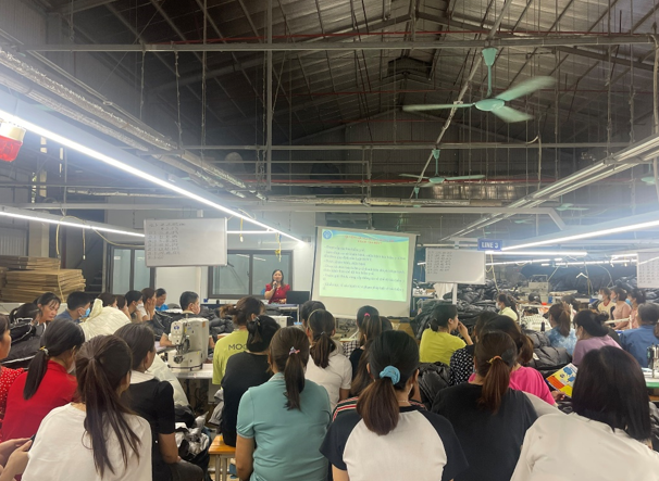 Người lao động được nghe báo cáo viên BHXH tỉnh Bắc Giang giải đáp các thắc mắc trong giờ giải lao.