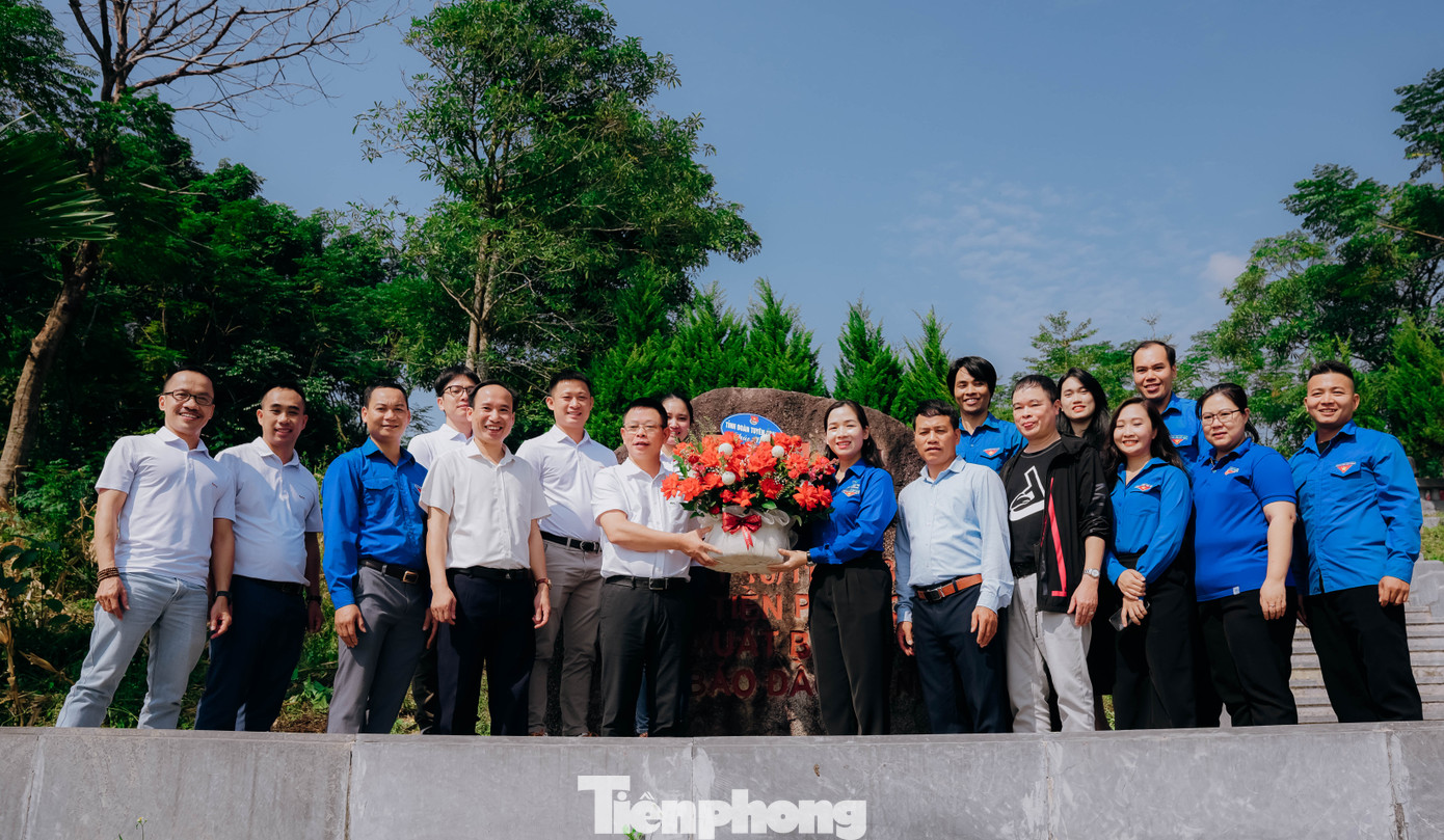 Tỉnh Đoàn Tuyên Quang gửi lẵng hoa chúc mừng ngày truyền thống của báo.