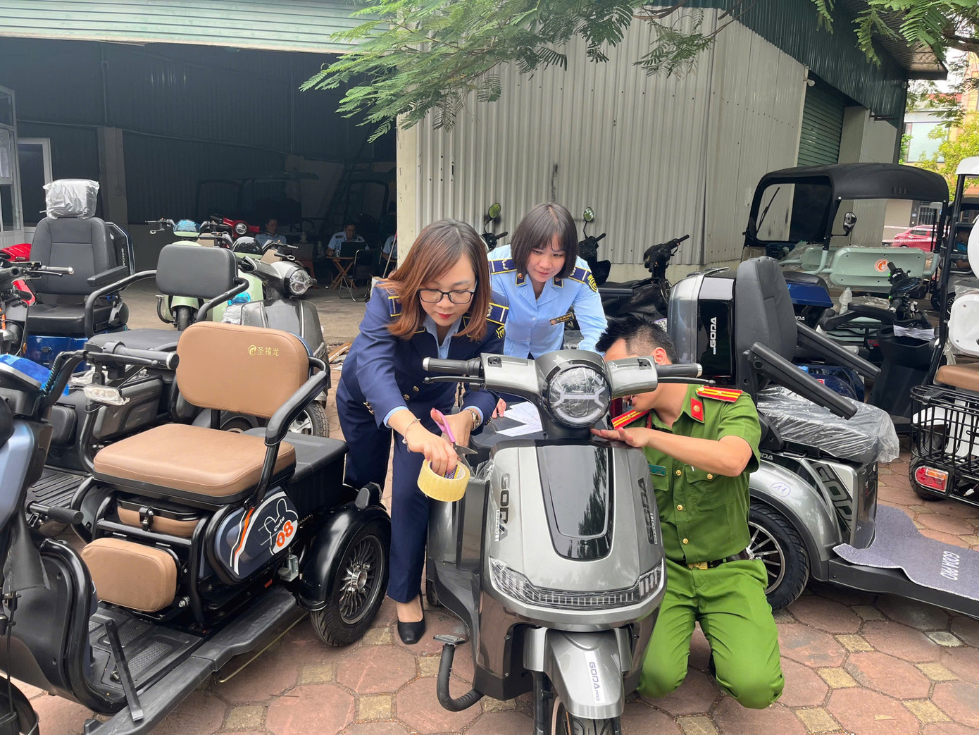 Lực lượng chức năng tiến hành niêm phong tang vật.