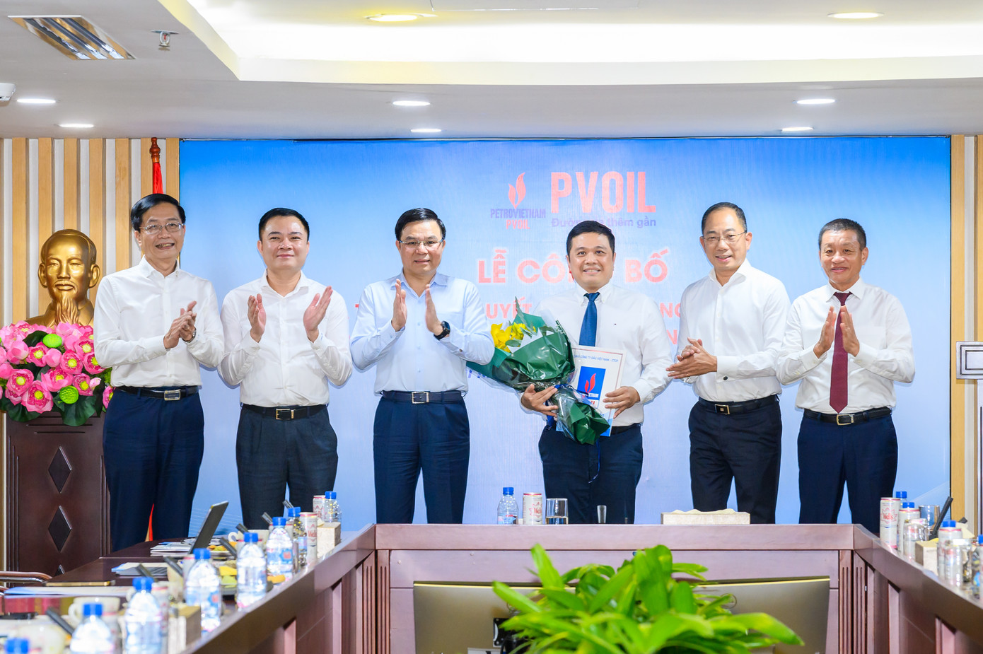 Lãnh đạo Tập đoàn PVN trao quyết định bổ nhiệm ông Nguyễn Đăng Trình (cầm hoa) giữ chức Tổng Giám đốc PVOIL.