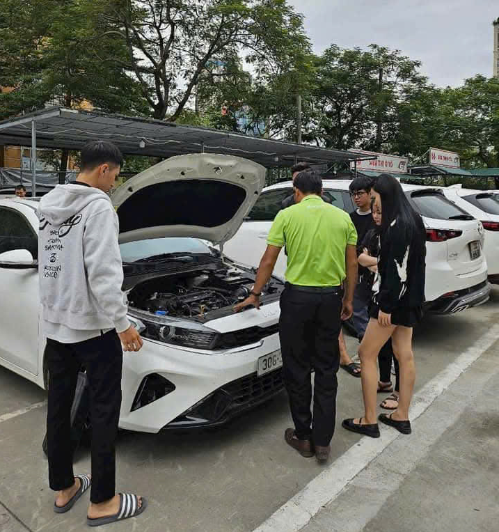 Thị trường xe cũ giao dịch còn sôi động hơn thị trường xe mới. Thị trường xe cũ giao dịch còn sôi động hơn thị trường xe mới.