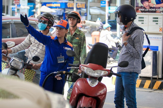 Còn nhiều lo ngại về việc để thương nhân đầu mối, phân phối quyết định giá bán xăng dầu. Còn nhiều lo ngại về việc để thương nhân đầu mối, phân phối quyết định giá bán xăng dầu.