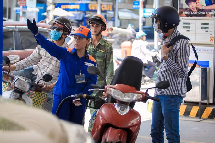 Còn nhiều lo ngại về việc để thương nhân đầu mối, phân phối quyết định giá bán xăng dầu.