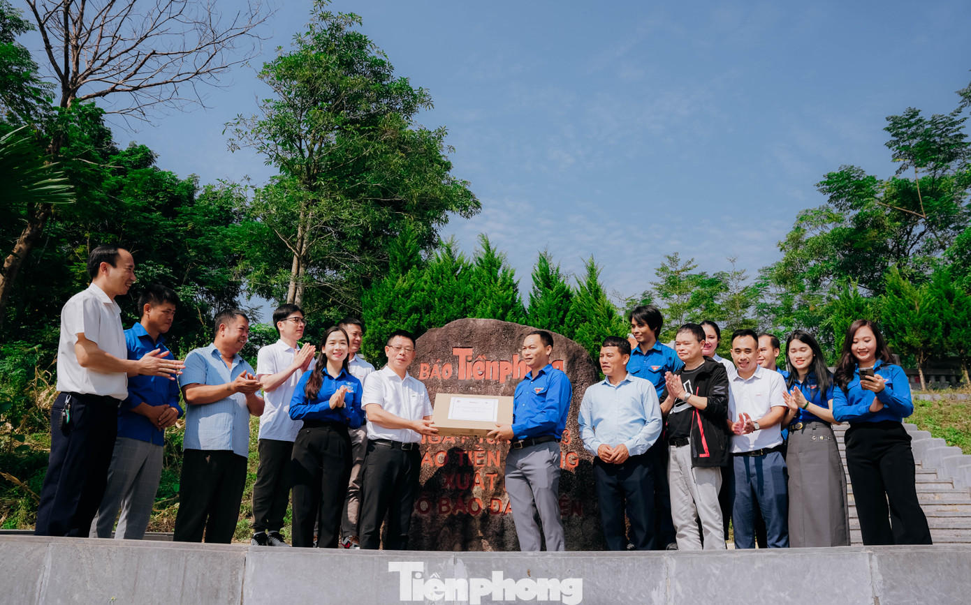 Tổng biên tập Phùng Công Sưởng trao tặng 1 chiếc laptop cho đoàn xã Minh Thanh.