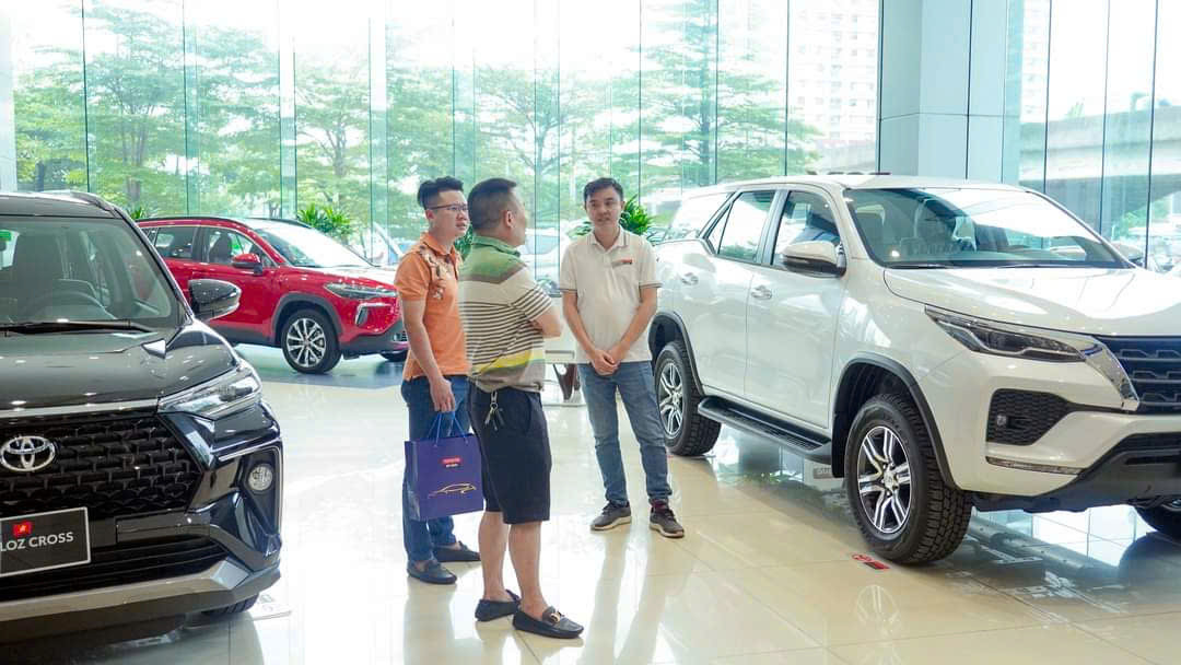 Khách hàng tranh thủ xuống tiền chốt mua xe trong những ngày cuối được giảm lệ phí trước bạ. Khách hàng tranh thủ xuống tiền chốt mua xe trong những ngày cuối được giảm lệ phí trước bạ.