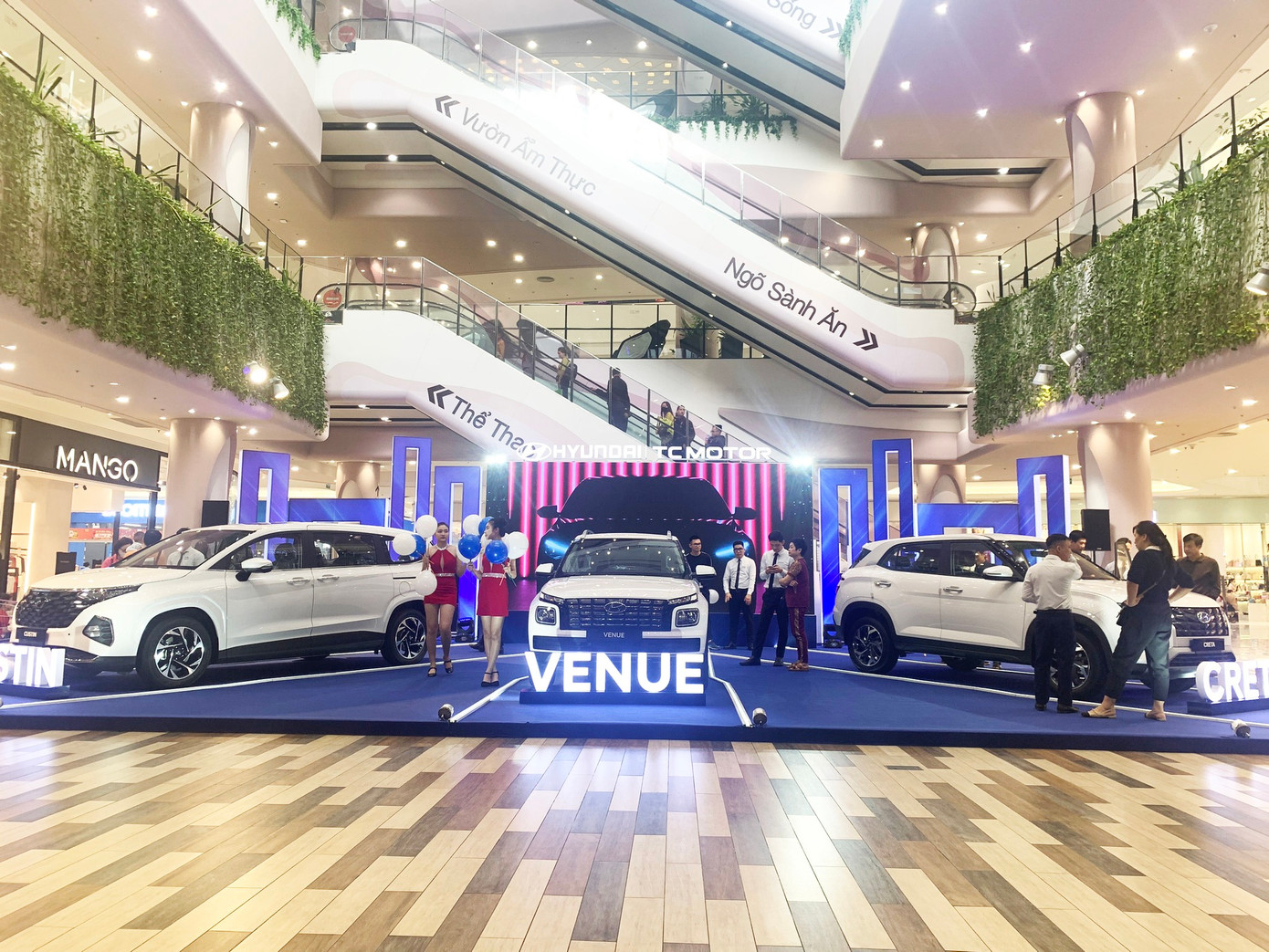 Các đại lý liên tục đưa ra chương trình ưu đãi để kích cầu khách hàng. Các đại lý liên tục đưa ra chương trình ưu đãi để kích cầu khách hàng.