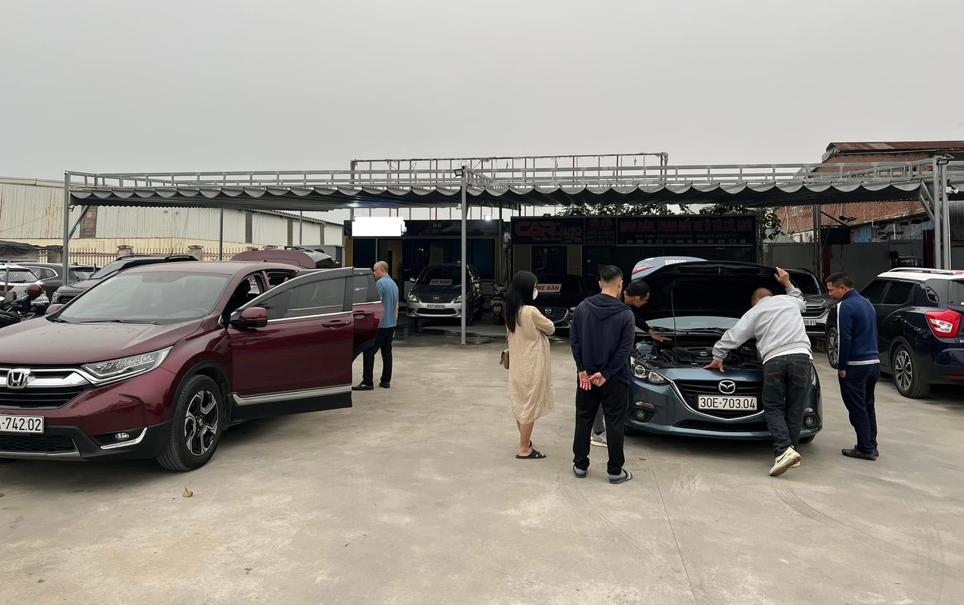 Nhiều khách hàng mua xe cũ trong dịp cuối năm do giá mềm. Nhiều khách hàng mua xe cũ trong dịp cuối năm do giá mềm.