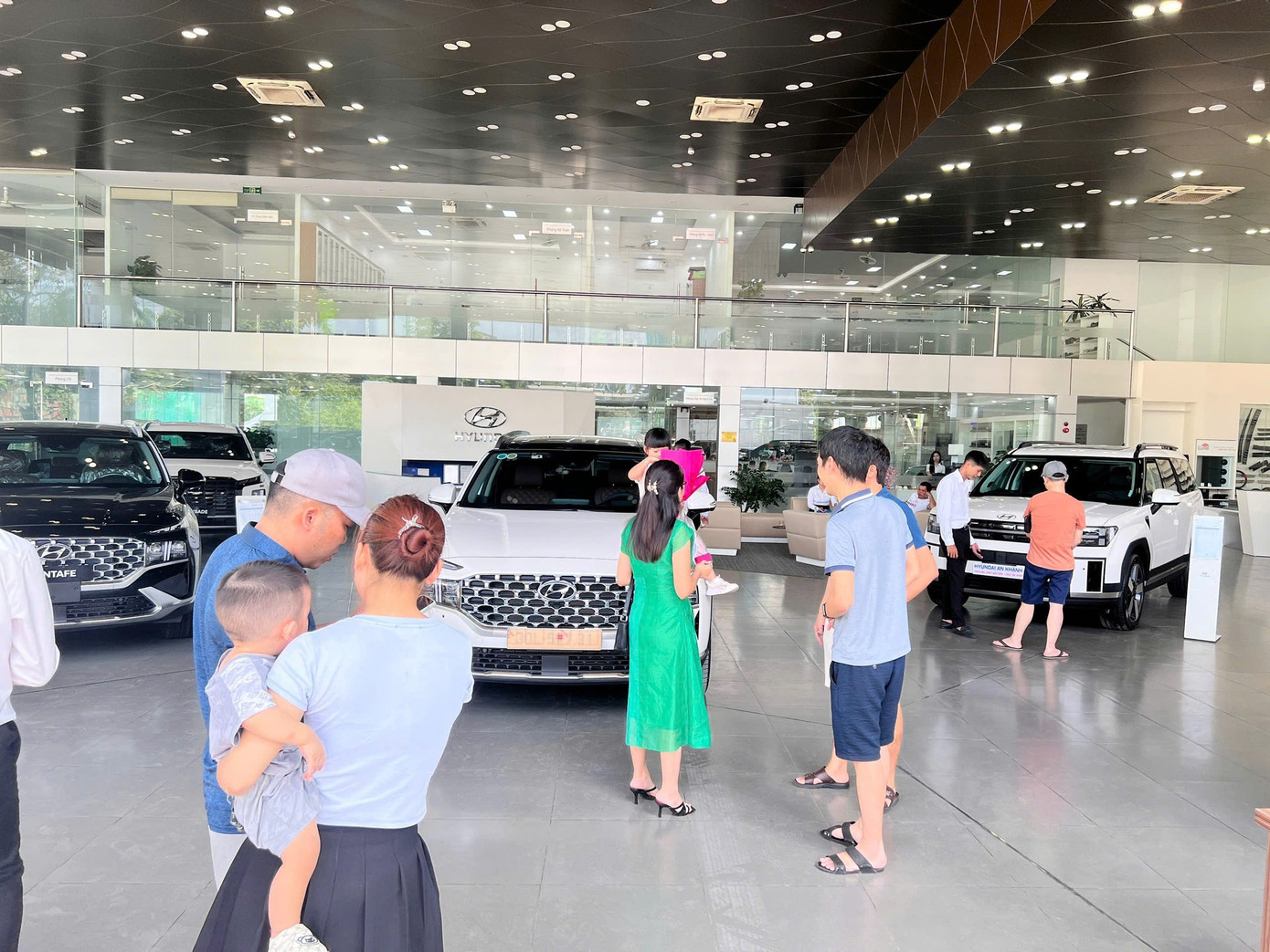 Nhiều khách hàng đổ xô xem mẫu xe Hybrid của Hyundai Santa Fe trong dịp giảm lệ phí trước bạ. Nhiều khách hàng đổ xô xem mẫu xe Hybrid của Hyundai Santa Fe trong dịp giảm lệ phí trước bạ.