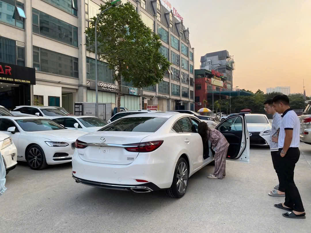 Một cửa hàng xe cũ ở Cầu Giấy thu hút đông khách tới tìm xe. Một cửa hàng xe cũ ở Cầu Giấy thu hút đông khách tới tìm xe.