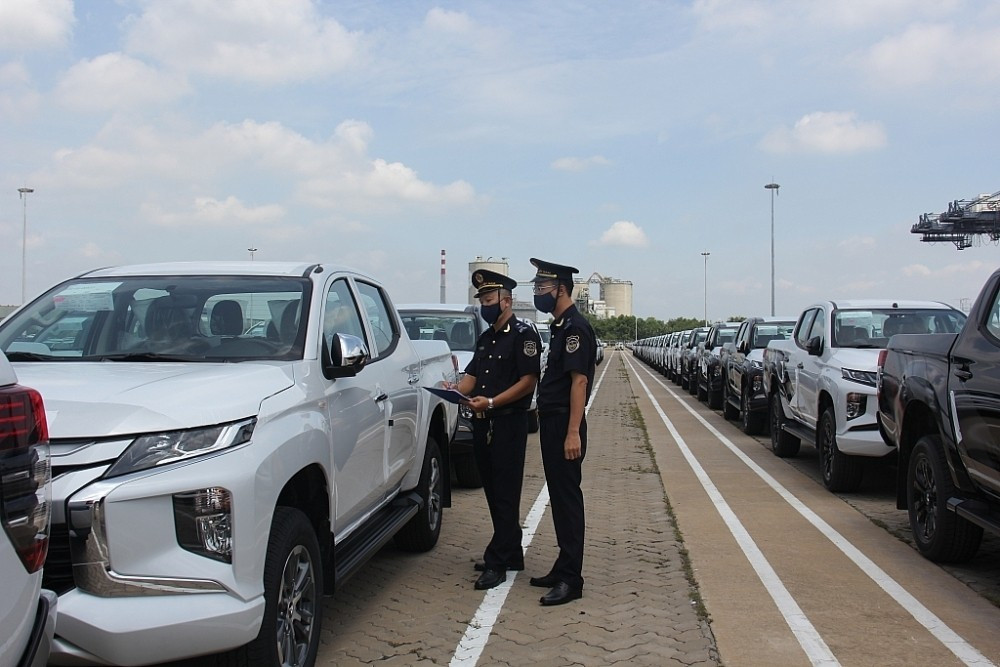 Lượng xe ô tô nhập khẩu về Việt Nam liên tục tăng trong 10 tháng năm nay. Lượng xe ô tô nhập khẩu về Việt Nam liên tục tăng trong 10 tháng năm nay.