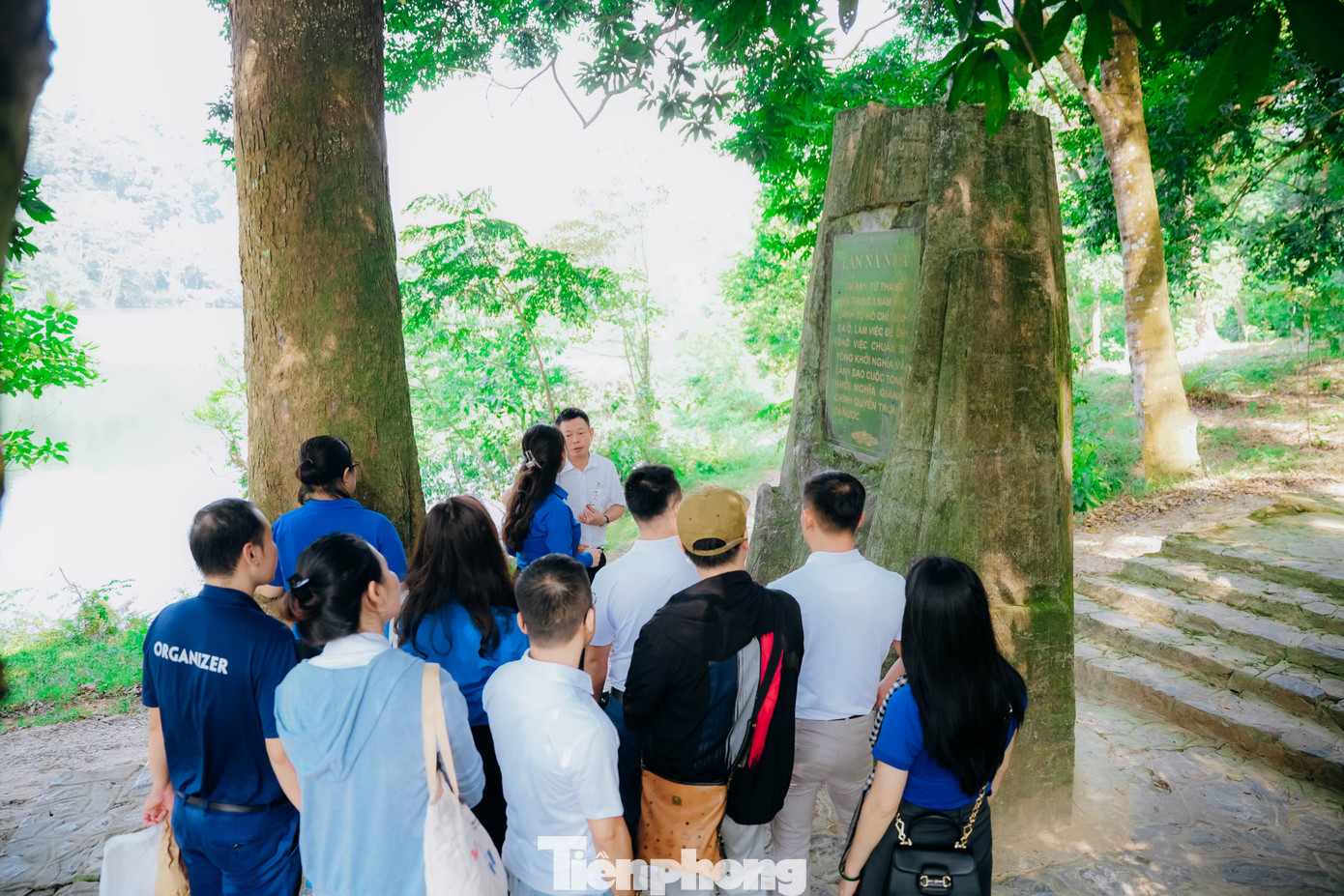 Đoàn báo Tiền Phong đã đến thăm Lán Nà Nưa, Đình Tân Trào và Khu tưởng niệm các vị tiền bối cách mạng ở Tân Trào để tìm hiểu thêm về lịch sử những năm tháng hào hùng của quê hương cách mạng, “thủ đô kháng chiến".
