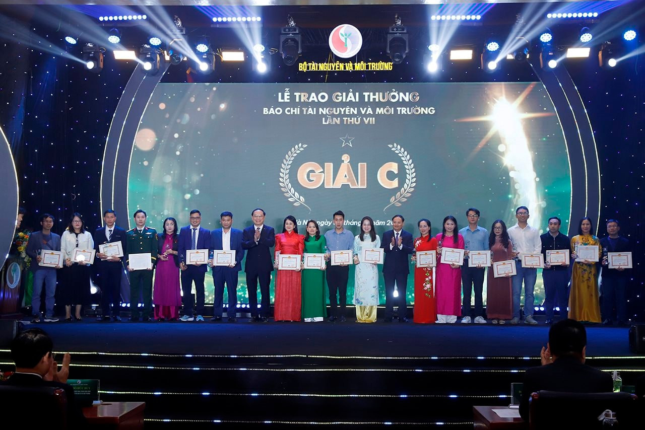 Thứ trưởng Bộ TN&MT Lê Công Thành và Thứ trưởng Lê Minh Ngân trao giải C cho các tác giả đoạt giải. Thứ trưởng Bộ TN&MT Lê Công Thành và Thứ trưởng Lê Minh Ngân trao giải C cho các tác giả đoạt giải.