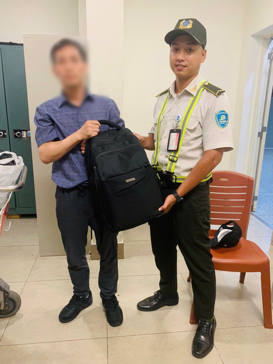 An ninh sân bay trao lại chiếc balo cho anh Đ.V.S. An ninh sân bay trao lại chiếc balo cho anh Đ.V.S.