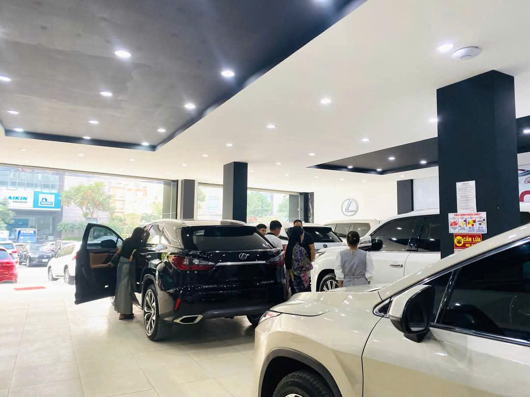 Một cửa hàng xe cũ trên đường Thành Thái (Cầu Giấy) tập trung vào các dòng xe sang như Lexus, Audi, Mercedes thu hút đông khách tìm mua những ngày này. Một cửa hàng xe cũ trên đường Thành Thái (Cầu Giấy) tập trung vào các dòng xe sang như Lexus, Audi, Mercedes thu hút đông khách tìm mua những ngày này.