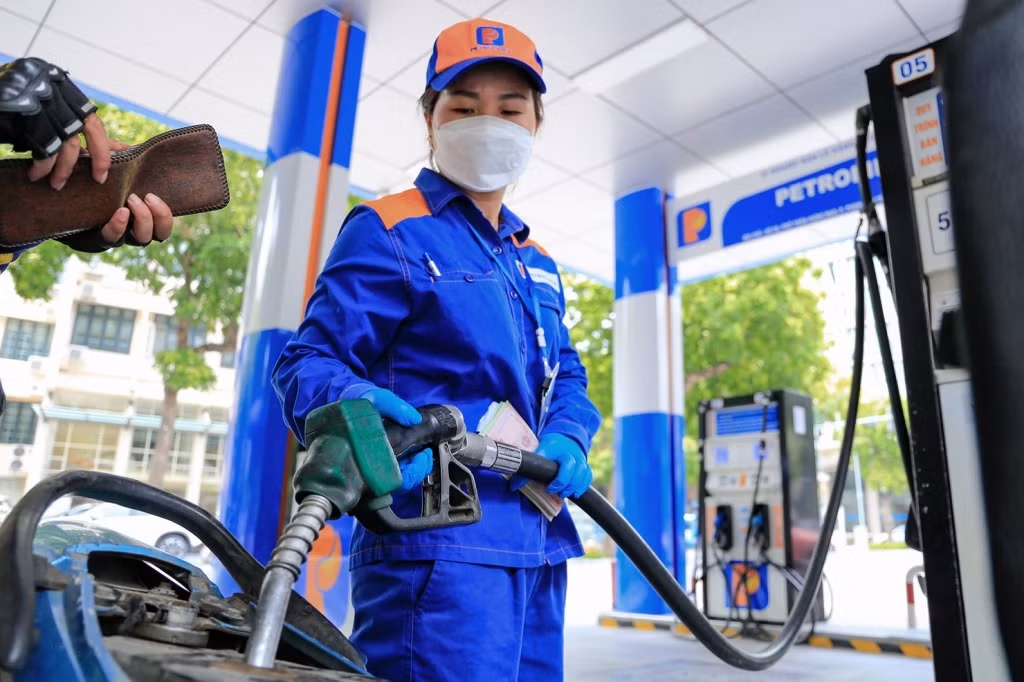 Giá xăng dầu trong nước ngày mai dự báo tiếp tục tăng.