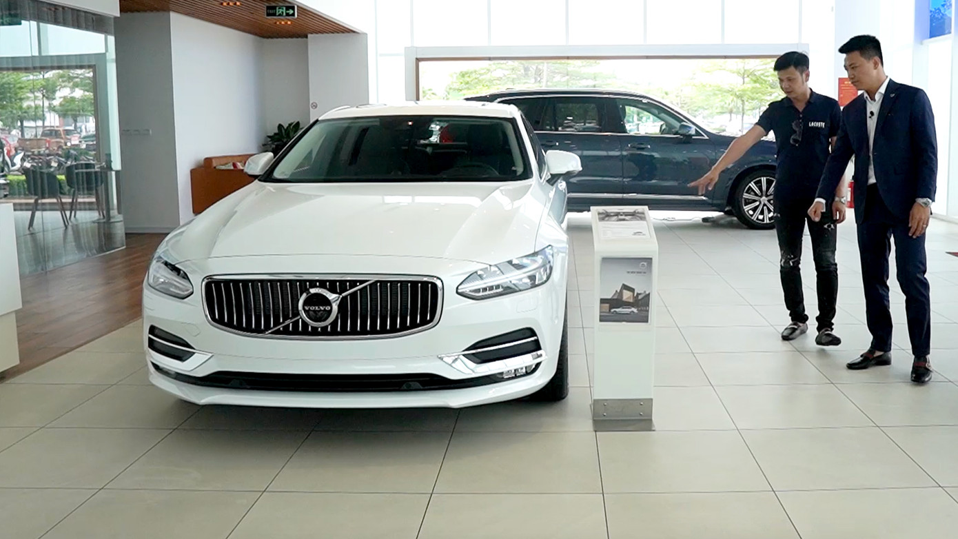 Lượng ô tô nhập khẩu về Việt Nam bất ngờ giảm mạnh trong tháng giáp Tết.