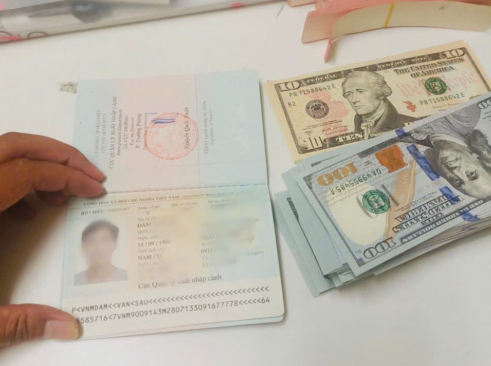 Số tiền hơn 15.000 USD được lực lượng an ninh tìm thấy trong chiếc ví thất lạc. Số tiền hơn 15.000 USD được lực lượng an ninh tìm thấy trong chiếc ví thất lạc.