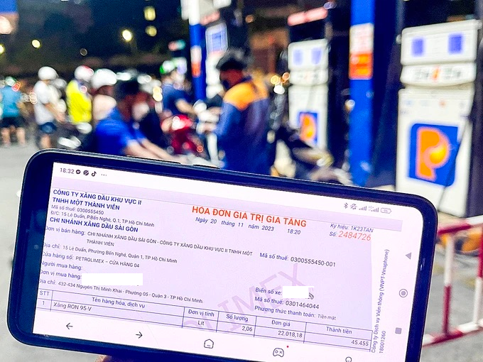 Nhiều cửa hàng xăng dầu đến nay vẫn chưa xuất hóa đơn điện tử bán hàng một lần. Ảnh: SGGP.