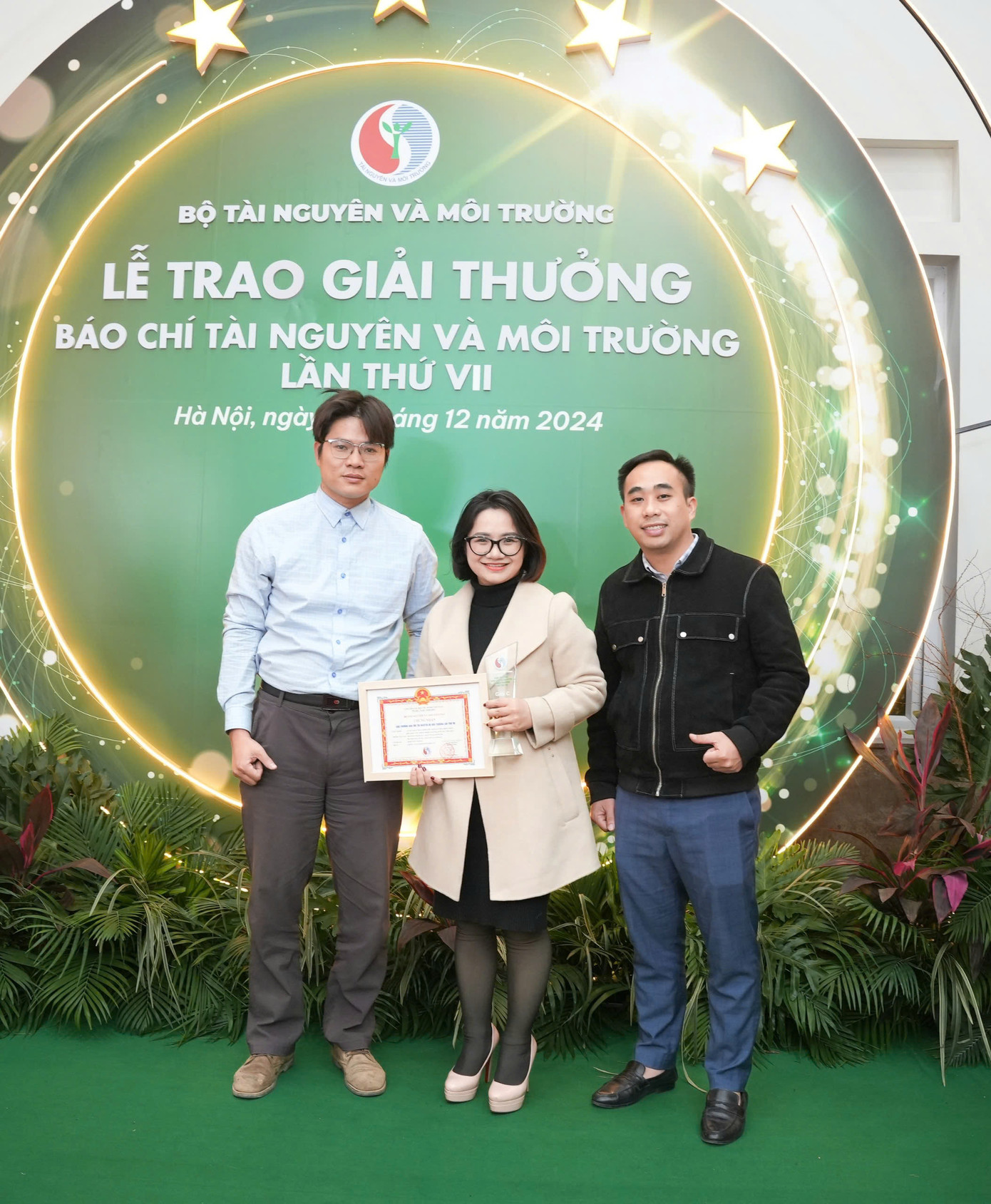 Nhóm tác giả báo Tiền Phong đoạt giải C. Nhóm tác giả báo Tiền Phong đoạt giải C.