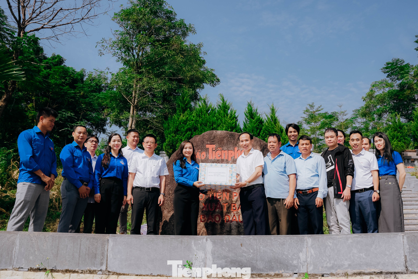 Chị Vũ Diễm Linh - Bí thư Đoàn cơ sở báo Tiền Phong trao tặng sách cho đại diện Trường Tiểu học 19/8.