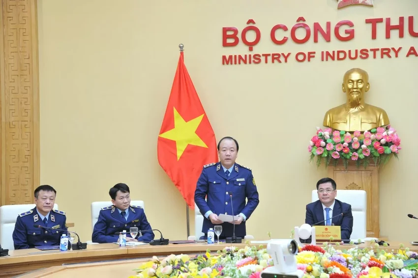 Ông Trần Hữu Linh - Tổng cục trưởng Quản lý thị trường thông tin về kết quả hoạt động năm 2024. Ảnh: BCT.