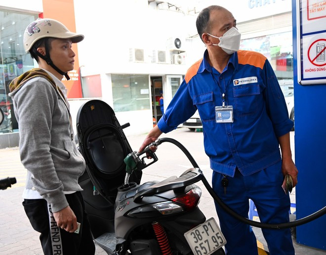 Giá xăng dầu đồng loạt tăng từ chiều nay (9/1). Giá xăng dầu đồng loạt tăng từ chiều nay (9/1).