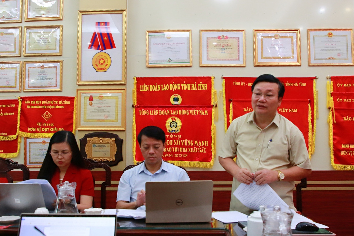 Đại diện BHXH tỉnh Hà Tĩnh thông tin tại buổi làm việc.